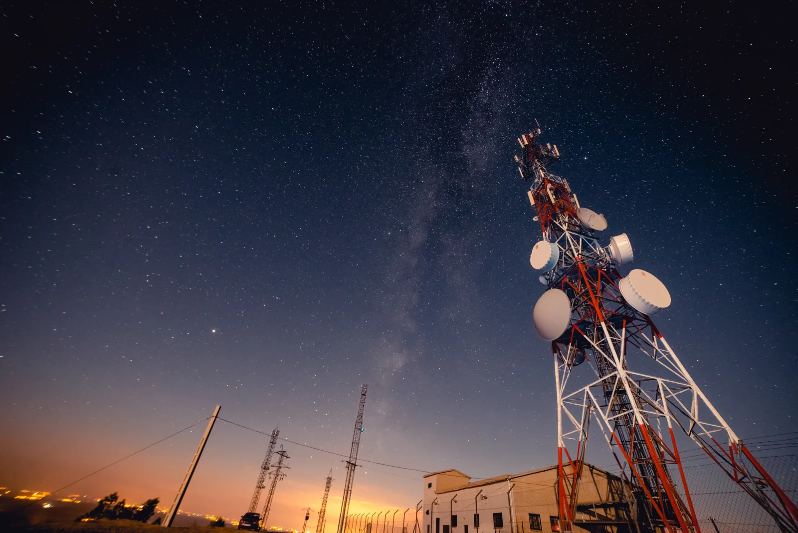 Funkmast mit Richtfunk-Antennen und Parabolspiegeln unter dem Sternenhimmel – Cambium Networks Richtfunk für Standortvernetzung in Nürnberg und im Nürnberger Land