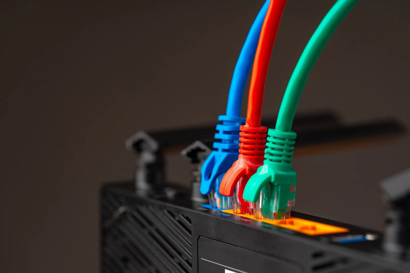 Blaue, rote und grüne Patchkabel in einem Netzwerk-Switch – Cambium cnMatrix Switches mit PoE für Access Points, Kameras und Telefone