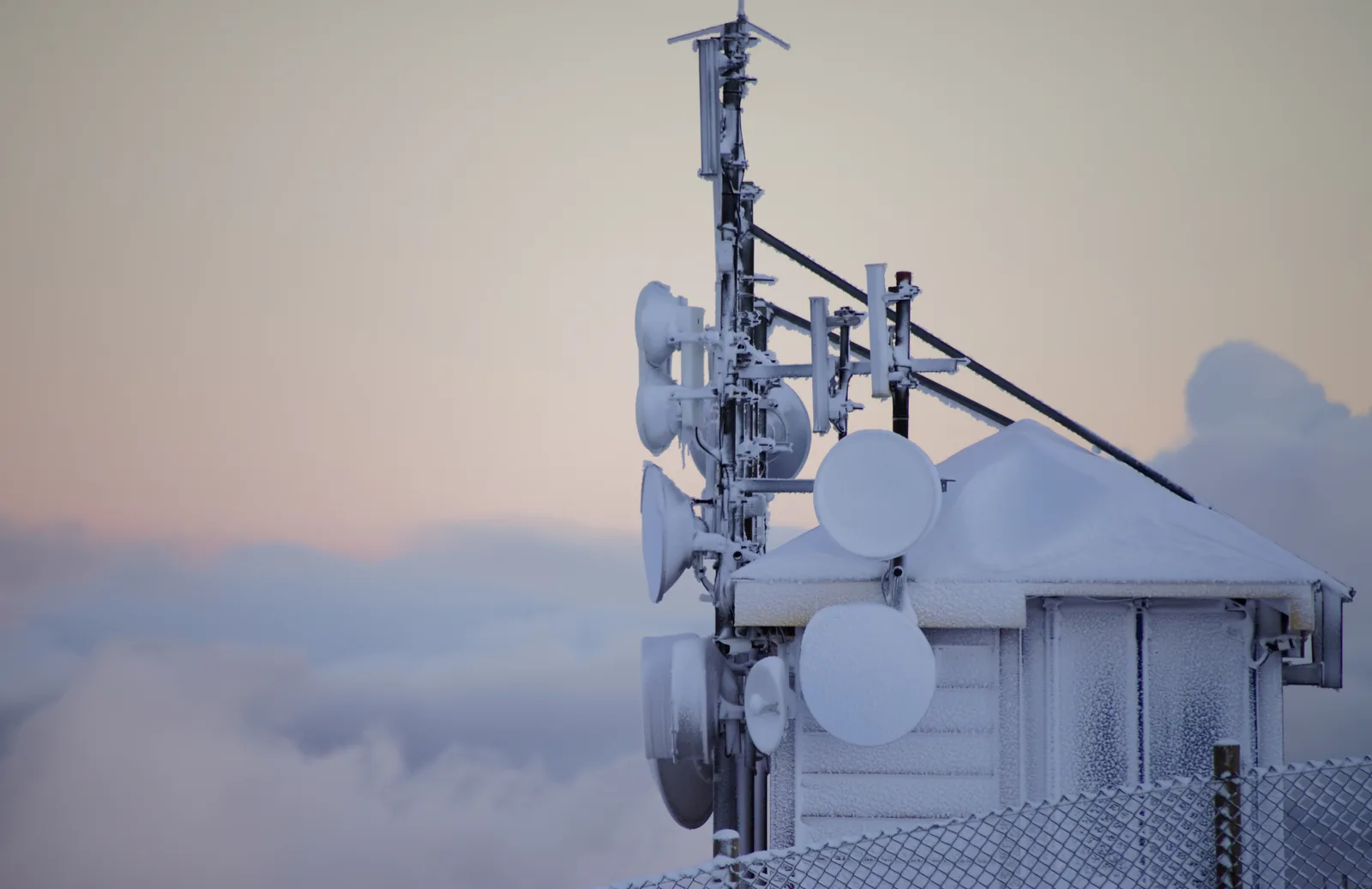 Vereiste Richtfunk-Antennen und Parabolspiegel an einer Funkstation im Winter – Cambium Networks Außengeräte für Richtfunk und WLAN bei Wind und Wetter